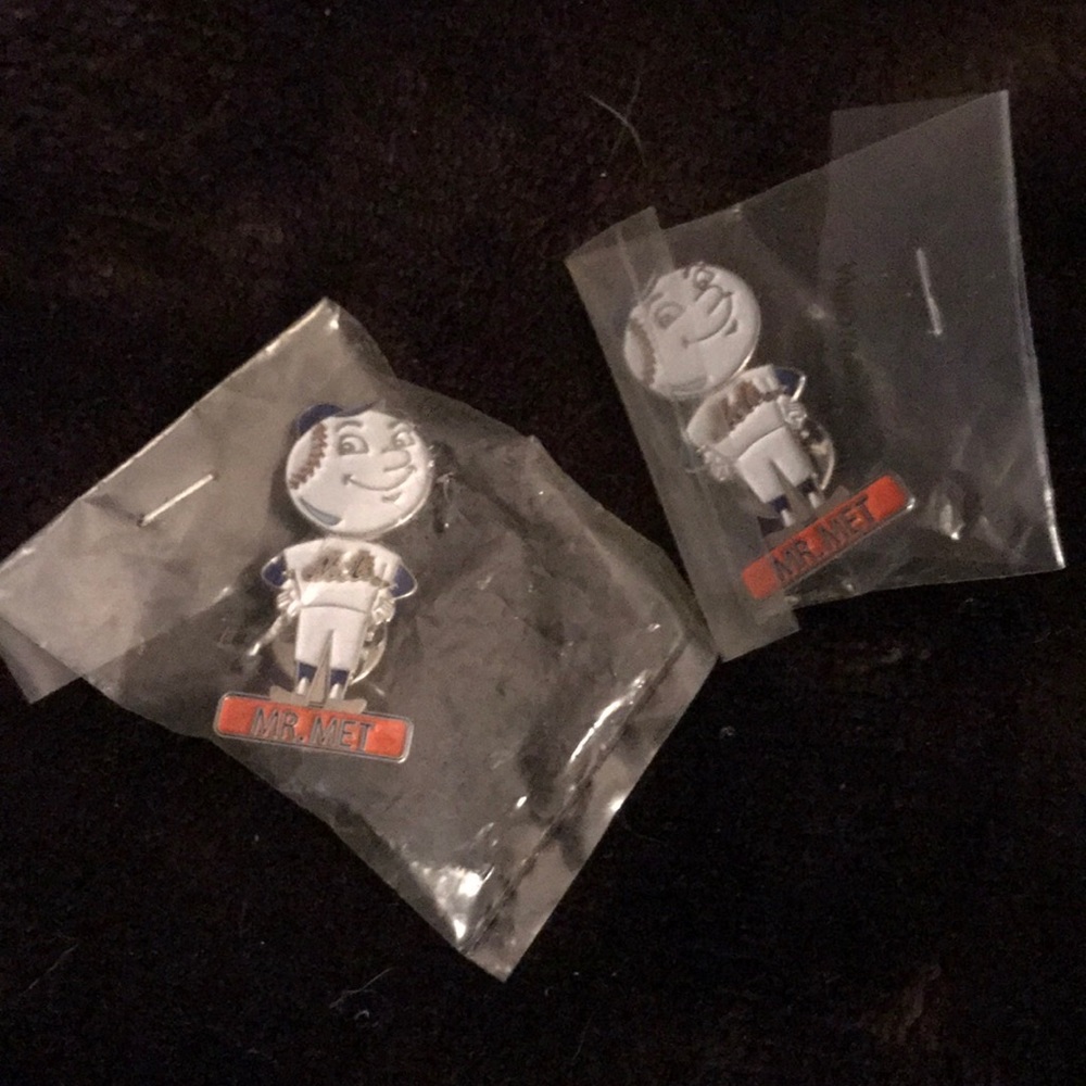 Two Mets bobble head pins